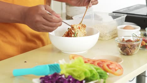 preparing instant noodles