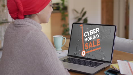 Biracial-Frau-Am-Tisch-Mit-Laptop,-Online-Shopping-Am-Cyber-Monday,-Zeitlupe