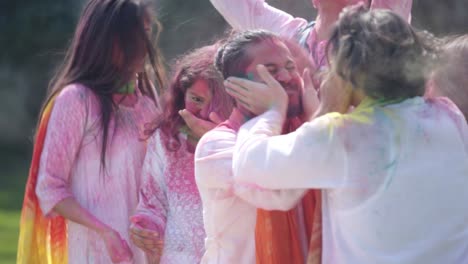 personas indias disfrutando y bailando en un festival de holi