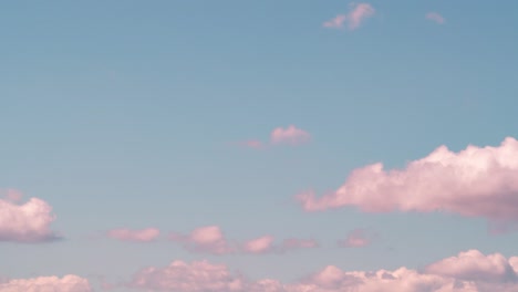 nubes rosadas suaves que se mueven horizontalmente en un cielo azul pastel en un día soleado y brillante. entorno de primavera. cielo azul buen tiempo en la temporada de verano. atmósfera de cielo nublado. hermosa naturaleza de paisaje de nubes de ensueño