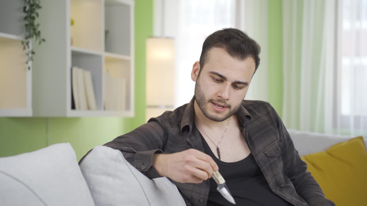 un hombre psicópata con un cuchillo afilado en la mano.