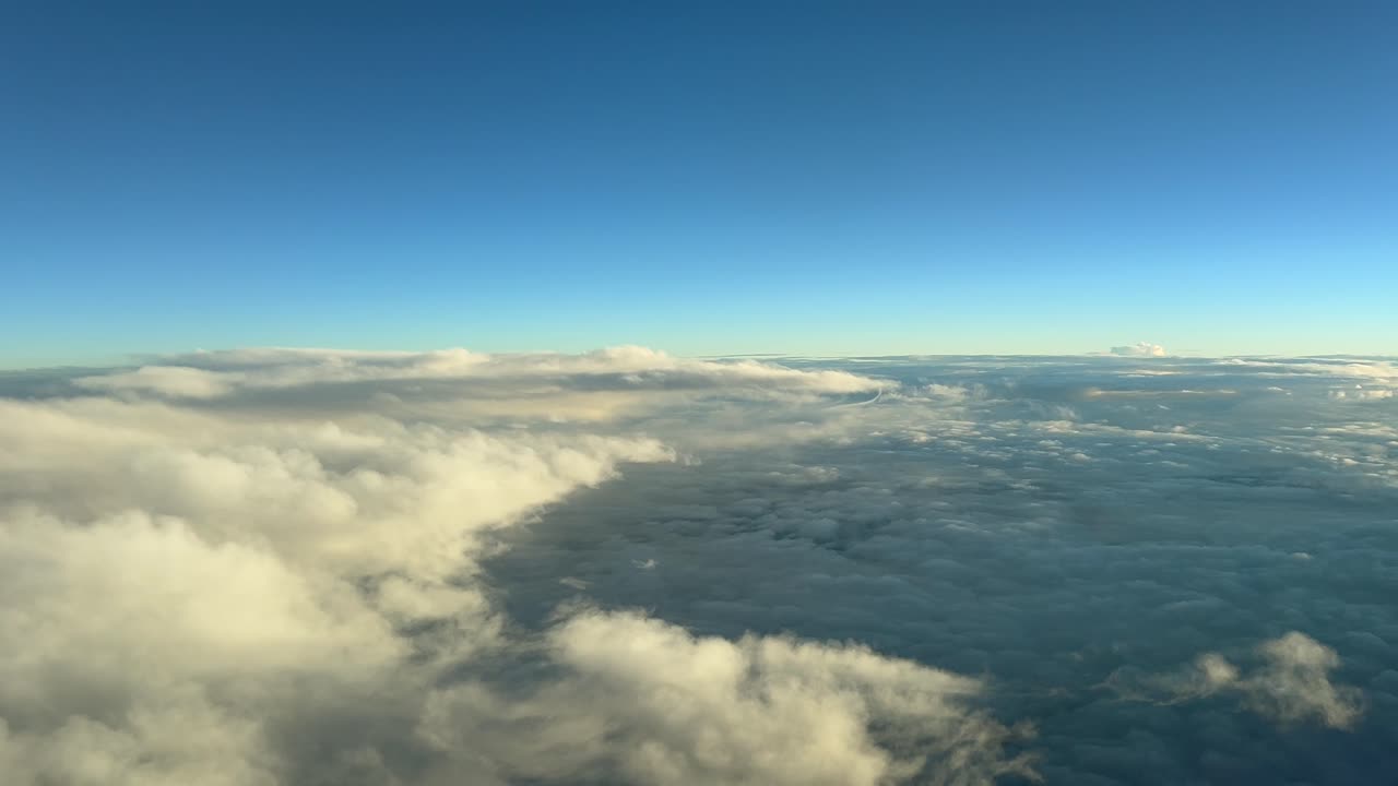 해가 지기 전에 황금색 구름 위를 날아다니는