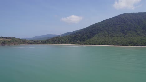 üppige-Berge-Und-Türkisfarbenes-Wasser-Von-Ellis-Beach-In-Der-Region-Cairns,-Queensland,-Australien---Schwenkaufnahme