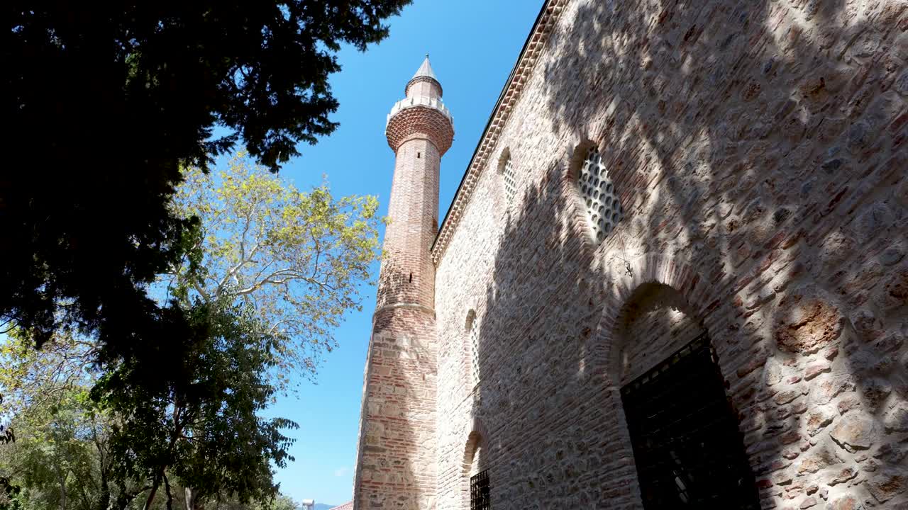 tiro inclinado hacia abajo de un viejo minarete de la mezquita en una ciudadela en alanya