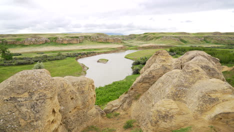 escritura en el parque provincial de piedra en el sur de alberta, que incluye hoodoos, rocas, cielo y ríos