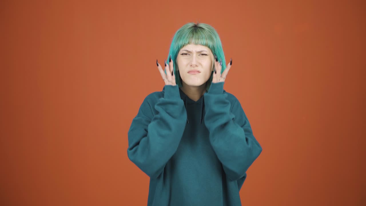 주름과 피부 문제가 있는 젊은 여성은 불행합니다.