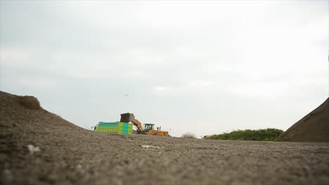 El-Cargador-De-Ruedas-Transporta-Material-De-Arena-Para-Stock-Al-Camión-En-La-Fábrica-De-La-Planta-Mezcladora-De-Asfalto.