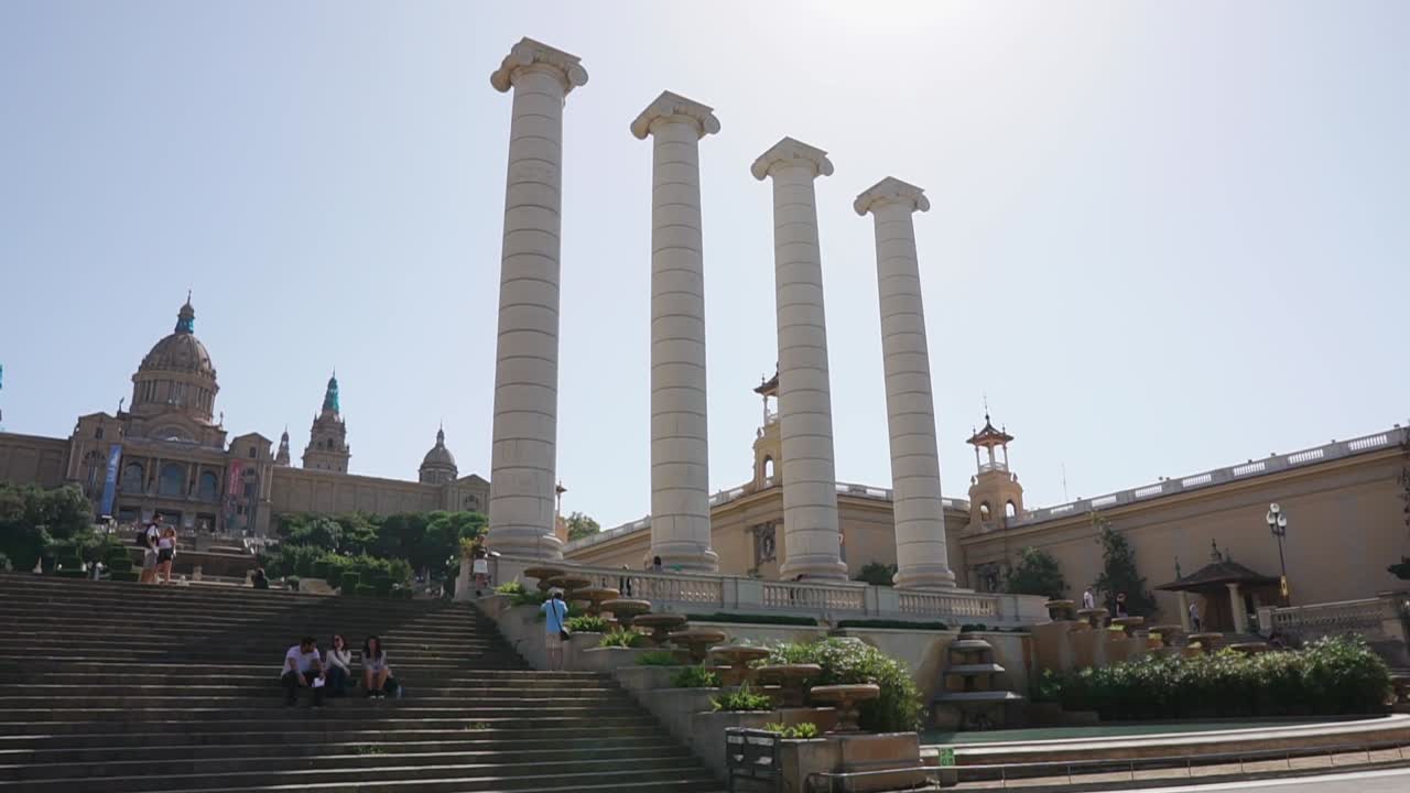 колонны и лестница в барселоне