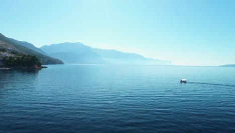 Imágenes-Aéreas-De-Drones-Siguiendo-La-Costa-Con-Botes-Y-Paddle-Boarders-En-Mimice,-Croacia