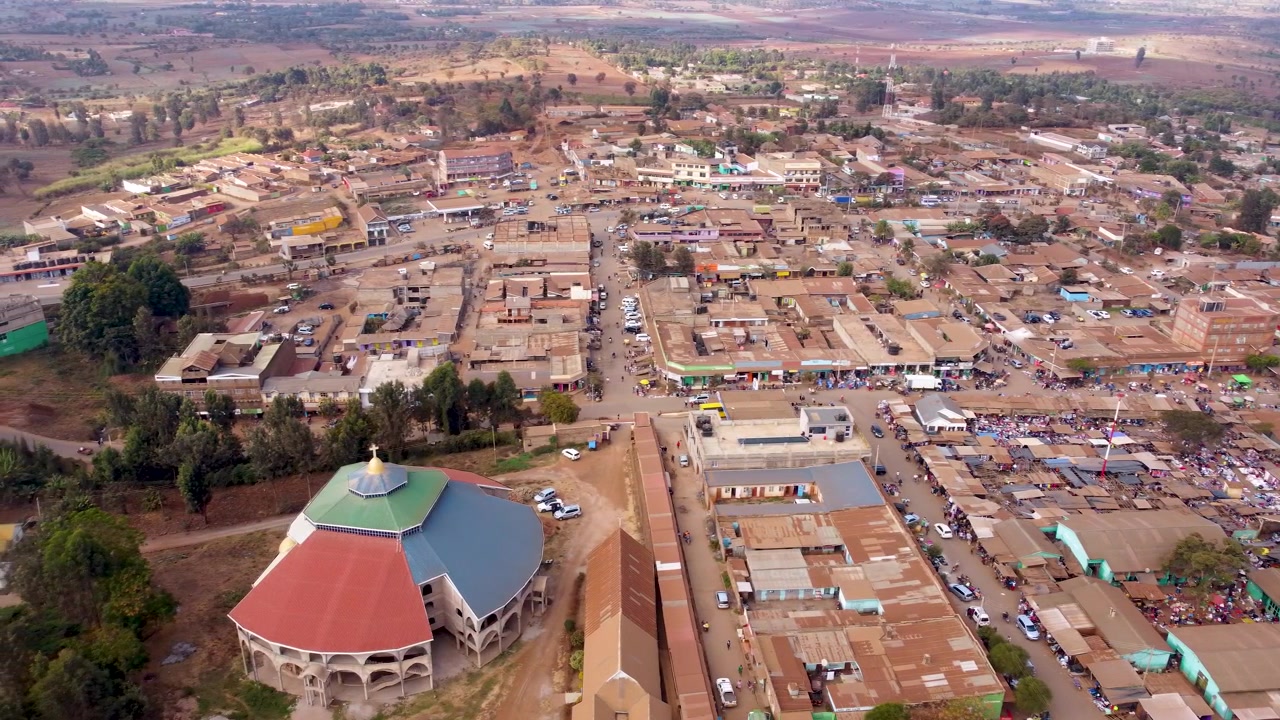 Filmato aereo con drone del vivace mercato all'aperto di Loitokitok in Kenya, che mostra commercianti, bancarelle, commercio locale e uno dei centri di mercato più trafficati del Kenya meridionale.