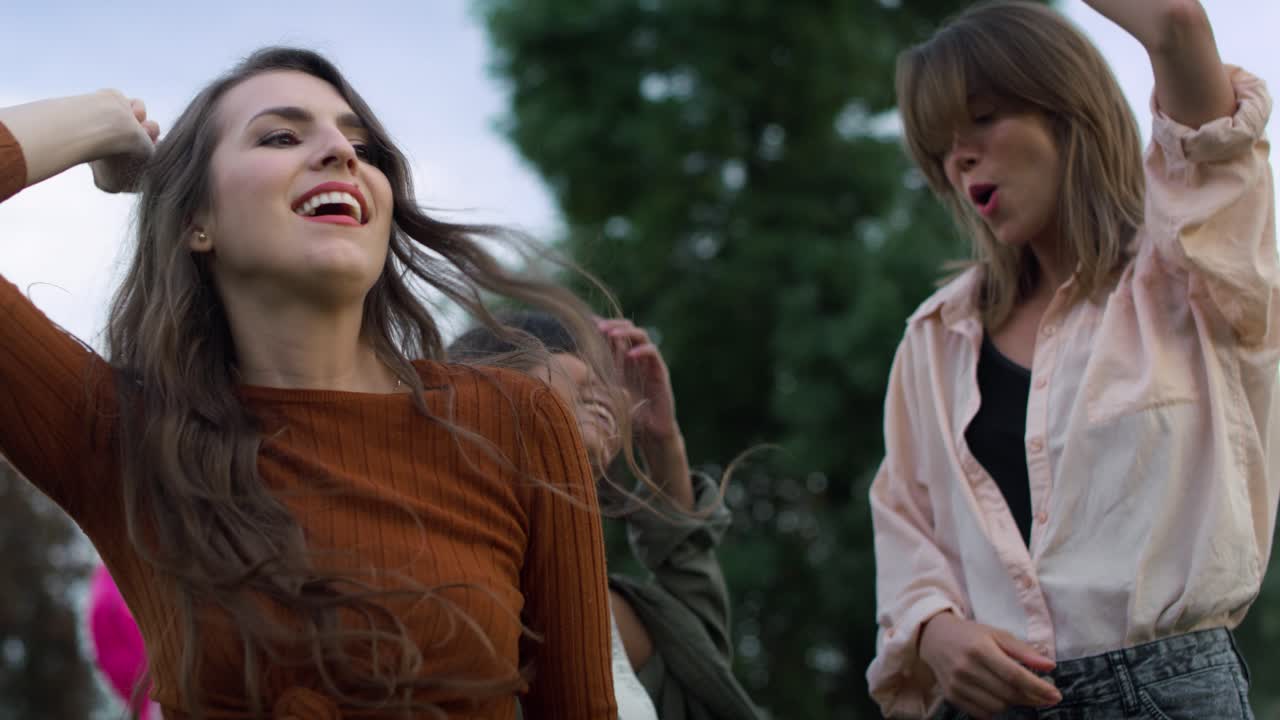 группа друзей танцует на музыкальном фестивале.