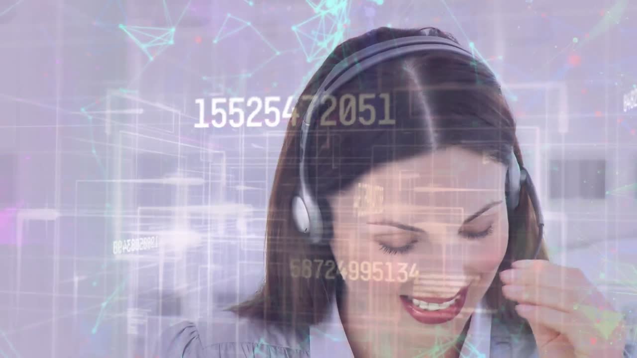 animación de redes de conexiones y datos sobre una mujer de negocios con auriculares de teléfono