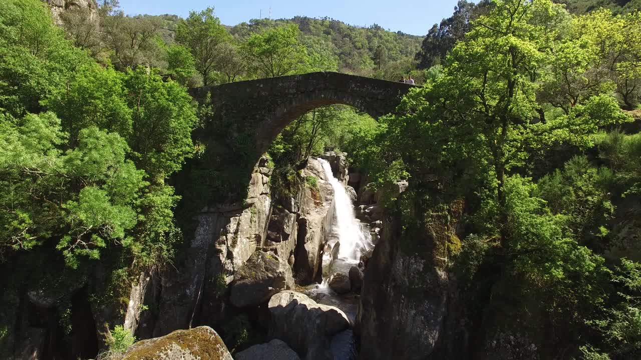puente antiguo y rocas naturales