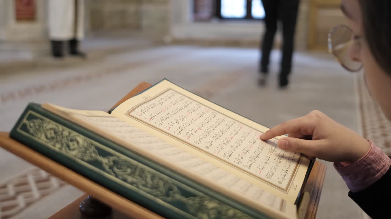 아랍어 꾸란을 읽는 것