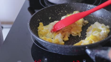 hermosas imágenes de una mujer negra que comienza su mañana preparando café, preparando un desayuno ligero y disfrutando de los momentos tranquilos de un día pacífico en casa.