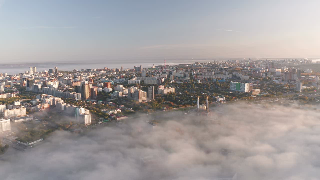 우파 시에 있는 알-라힘 모스크 (al-rahim mosque) 의 공중 풍경. 아름다운 우파 시 풍경. 배경에는 도시 건물과 강이 있습니다.