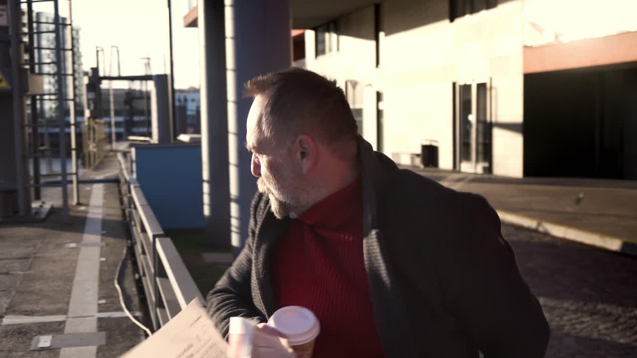 강한 바람, 재미있는 순간, 불운 또는 불행 개념으로 신문을 잃은 성인 남성