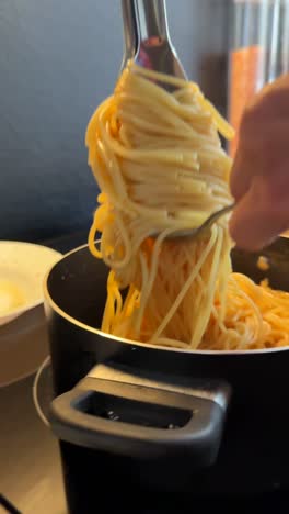 cocinar espagueti con mariscos