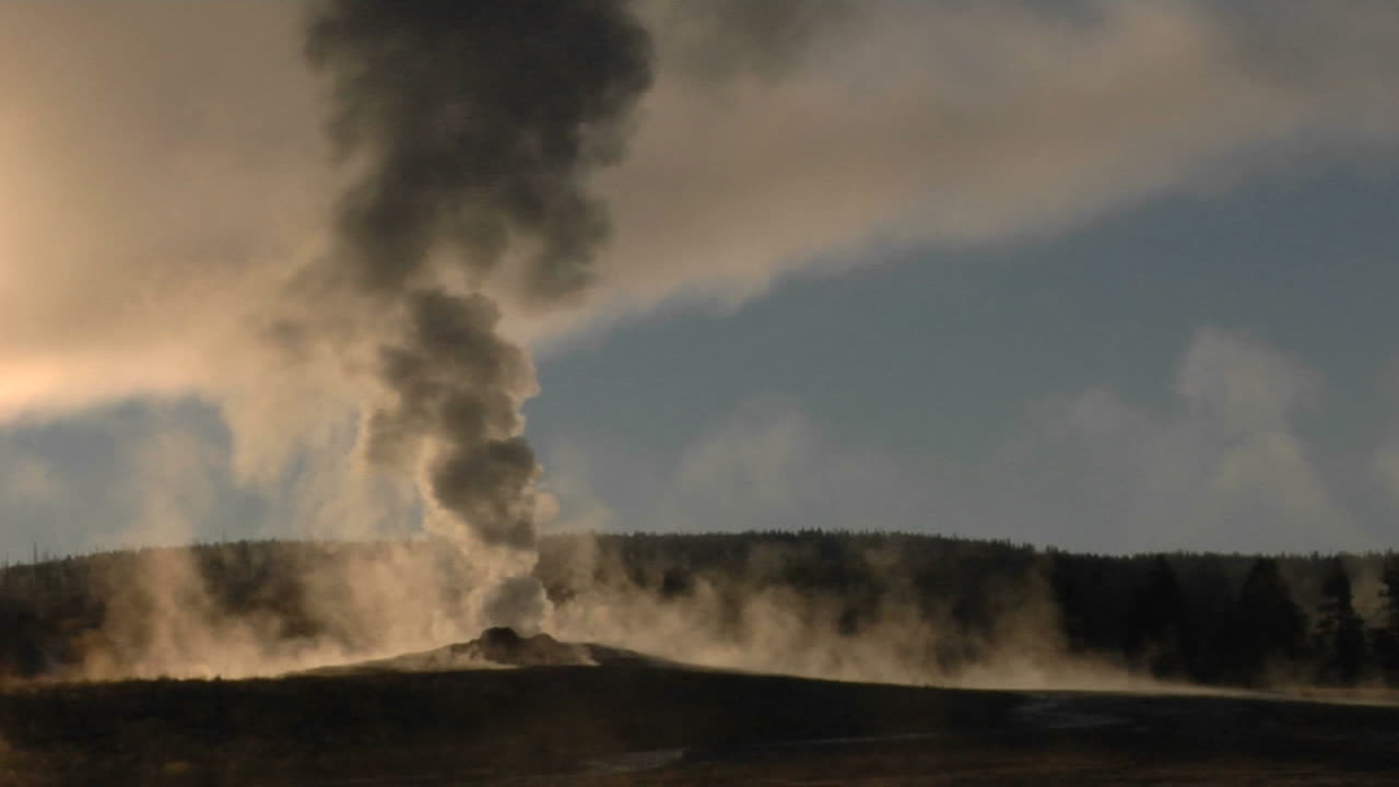 옐로스톤 국립공원의 오래된 충실한 사람들로부터 증기가 뿜어져 나온다