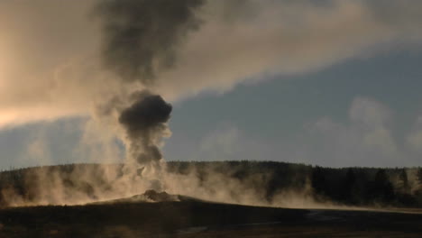 Olas-De-Vapor-De-Viejos-Fieles-En-El-Parque-Nacional-De-Yellowstone.