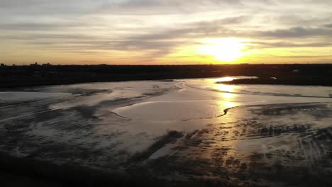 Puesta-De-Sol-Reflejada-En-El-Agua-De-La-Isla-Natural-Isla-Sophiapolder-A-Lo-Largo-Del-Río-Norte-En-Países-Bajos