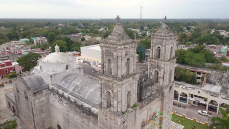 Tiro-De-Drone-Orbital-Cercano-De-La-Famosa-Iglesia-De-San-Servacio-Con-La-Ciudad-También-A-La-Vista