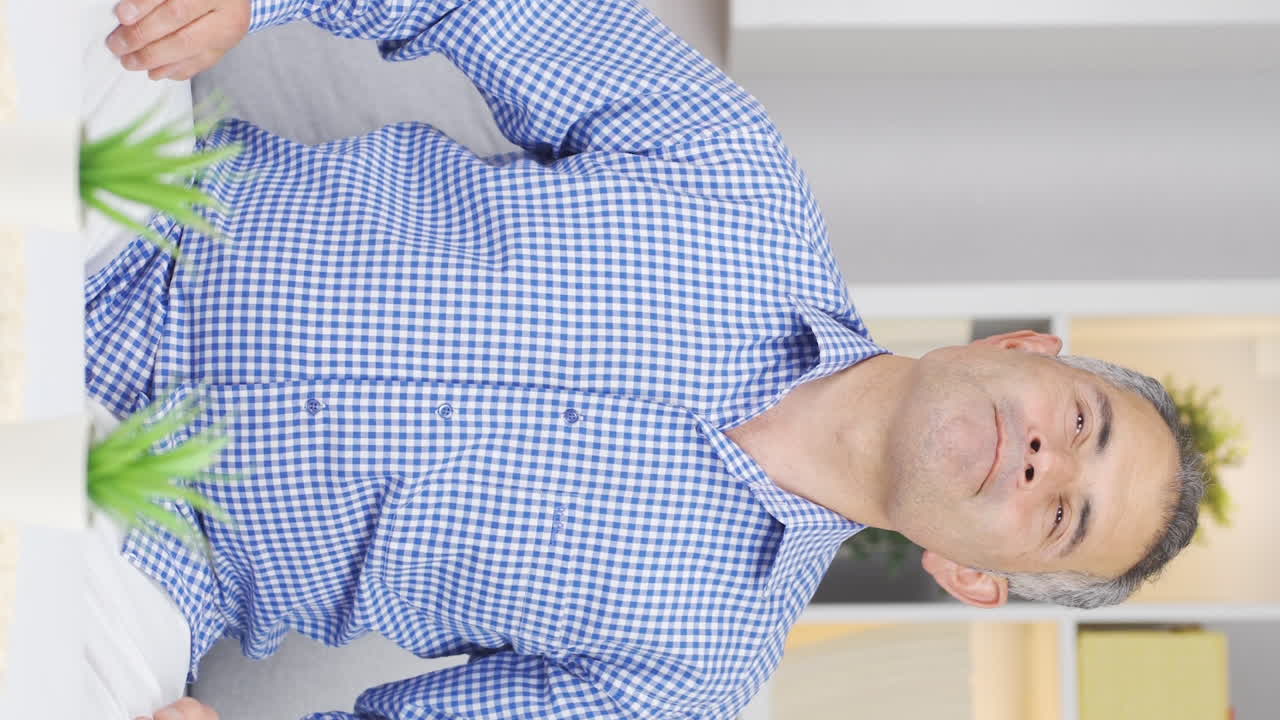 침착하고 평화로운 남자의 수직 비디오.