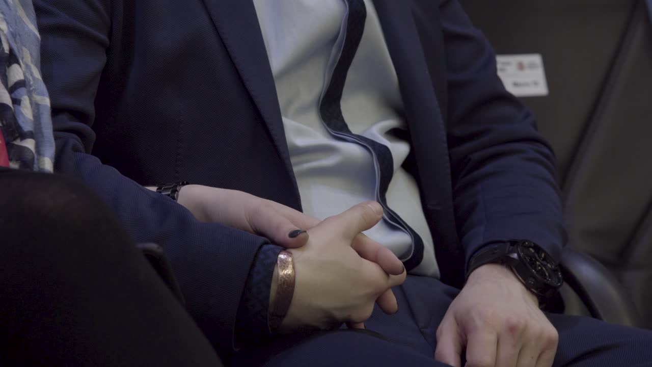 회의 에서 손을 잡고 있는 사람 들