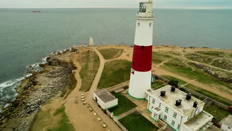 hito del faro de portland bill hito en la pintoresca costa jurásica británica escarpada vista aérea hacia atrás