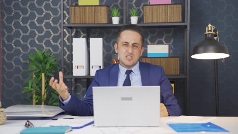 un hombre de negocios aburrido.