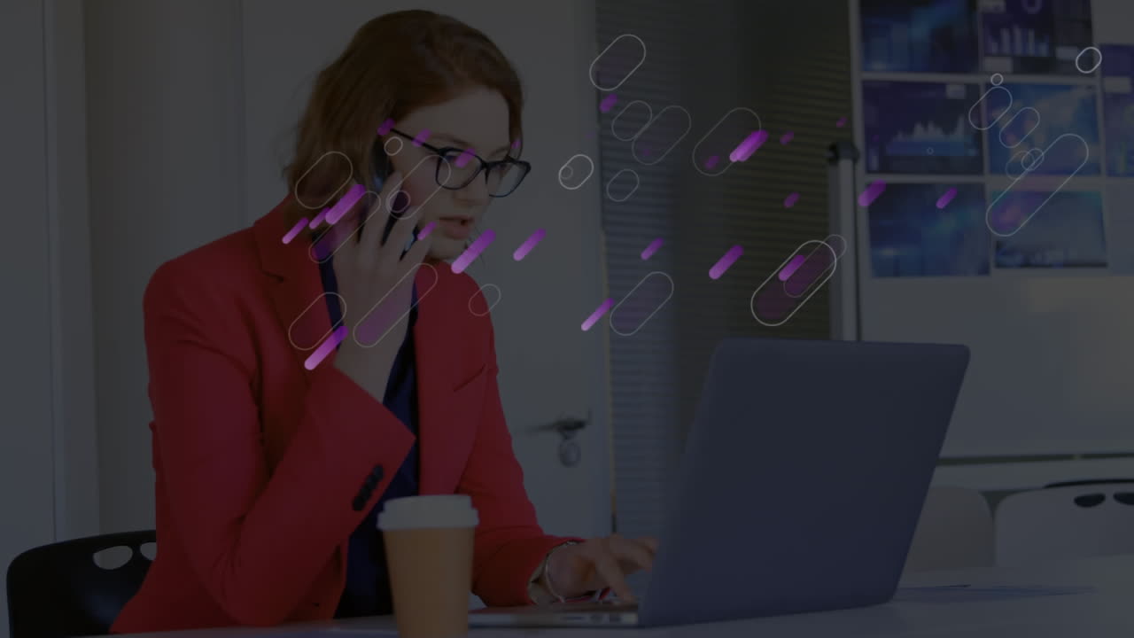 animación de luces púrpuras sobre una mujer de negocios en la oficina