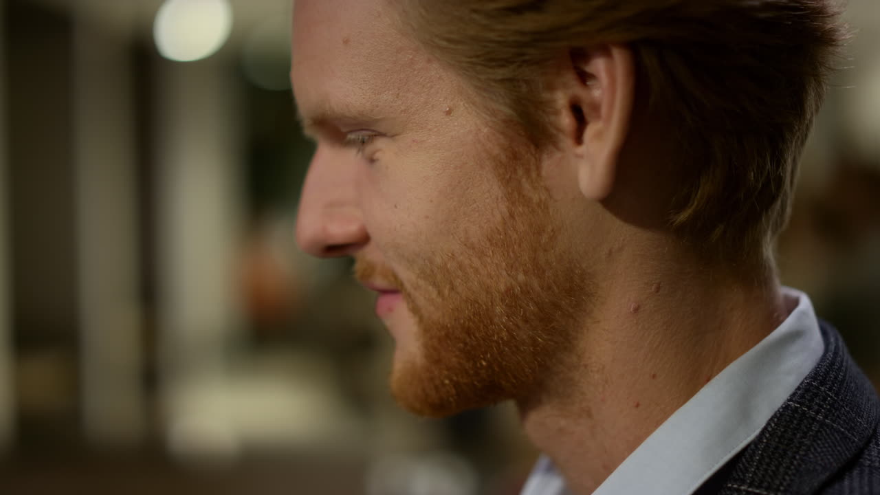 사무실에서 리셉션에 서 있는 사업가들