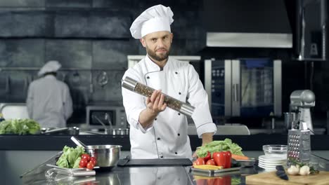 Chef-Profesional-Preparándose-Para-Cocinar-En-La-Cocina.-Chef-Calentando-Con-Pimentero