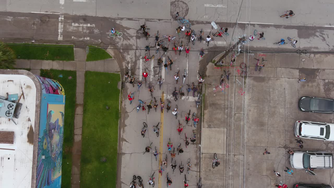 vista de pájaro de 4k de ciclistas que recorren las calles