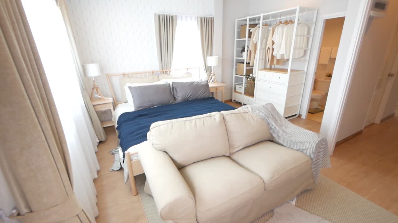 밝은 톤 장식의 미니멀 스타일 침실