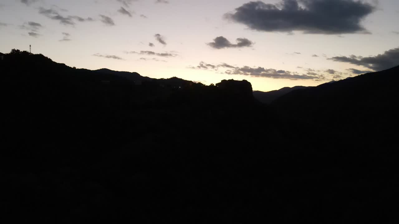 vistas aéreas de la puesta de sol en los pirineos españoles