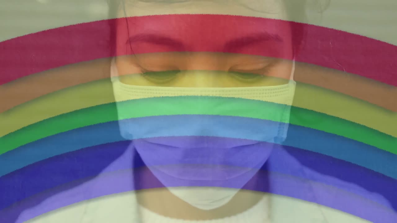 arco iris contra una mujer con una máscara facial