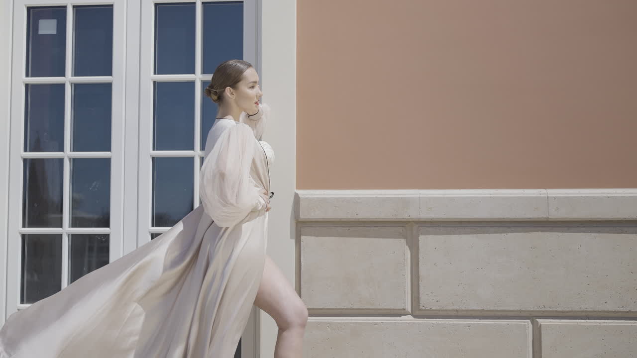 야외에서 베이지 드레스를 입은 여자