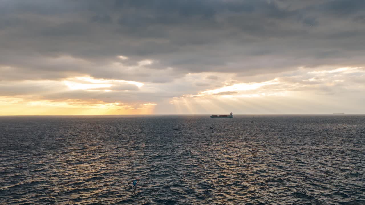 태양 광선이 바다 위의 구름을 고 제노바 근처에서 지평선에 선박과 함께, 공중 하이퍼스