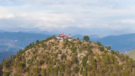 templo en un pico de la montaña en el himalaya