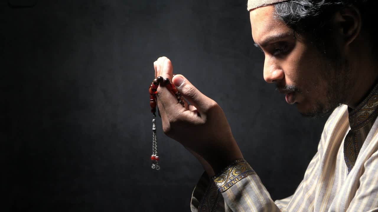 hombre musulmán orando durante el ramadán por la noche