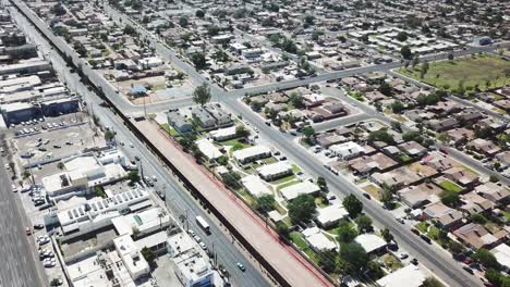 Vista-De-Un-Dron-Volando-Hacia-La-Izquierda-Que-Muestra-La-Frontera-Entre-Estados-Unidos-Y-México