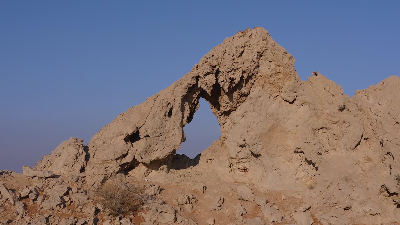 4k 드론 영상, 모래 파동과 함께 mleiha 사막의 화석 암석 고원의 공중 광경, 아랍에미리트의 모래 언덕 사막의 스핑크스의 지질적 풍경, 드론 비디오