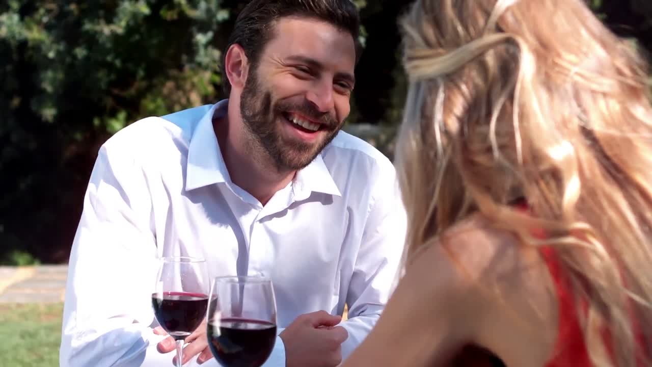 una pareja romántica sonriente disfrutando de la comida