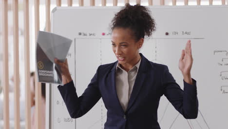 Líder-De-Equipo-De-Mujeres-De-Negocios-Profesionales-Reuniéndose-Con-Colegas-Que-Comparten-Ideas-Creativas-Para-Un-Proyecto-De-Inicio-Que-Discute-La-Estrategia-Corporativa-En-La-Presentación-De-La-Oficina