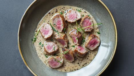 seared tuna with creamy sauce