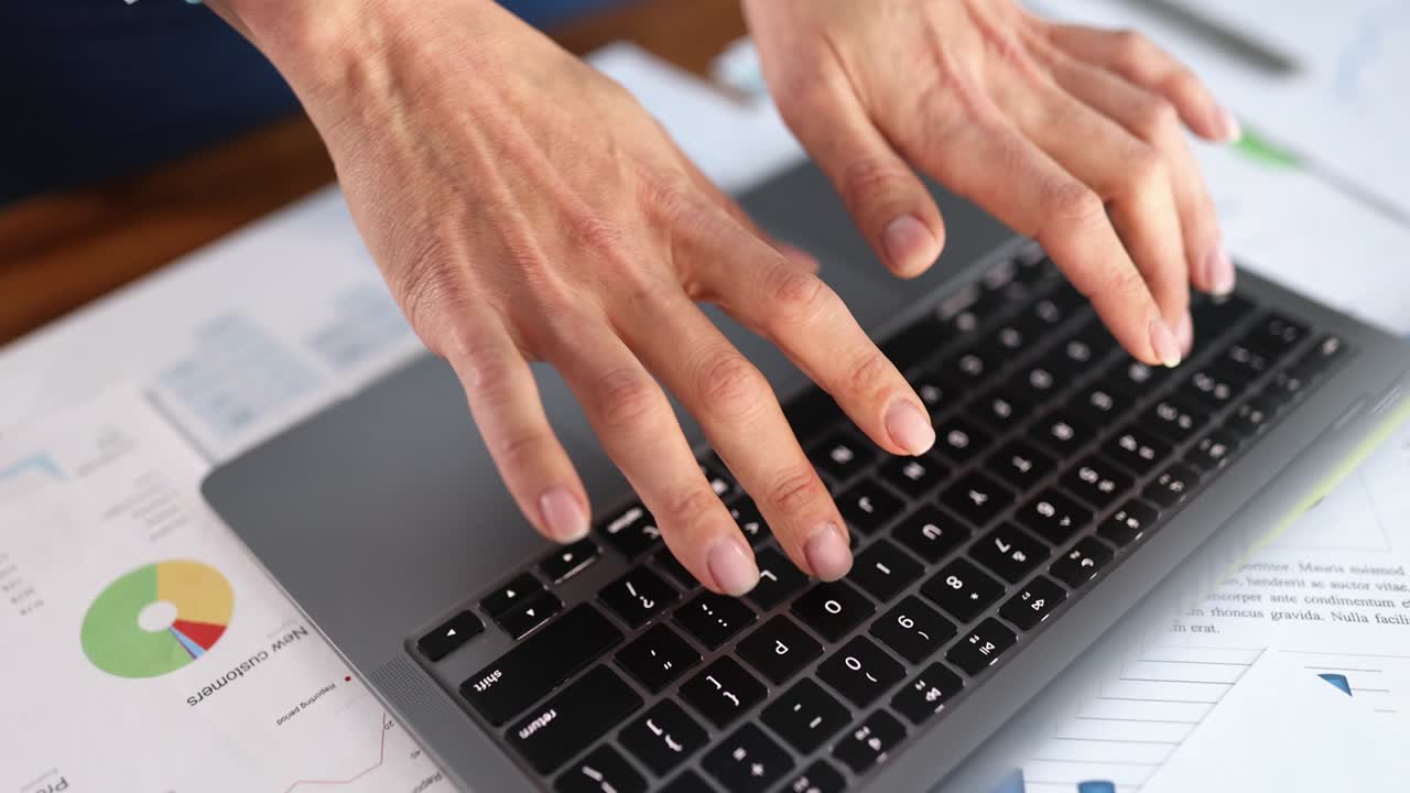 manos femeninas escribiendo en el teclado de la computadora en la mesa en la oficina closeup película 4k en cámara lenta
