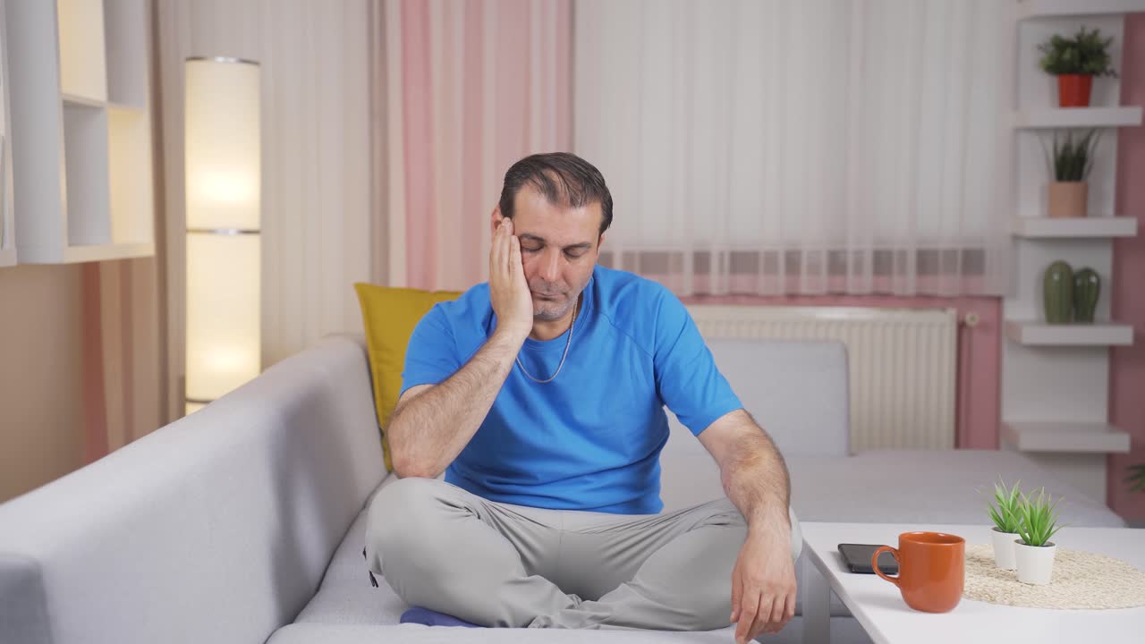 el hombre triste está llorando.