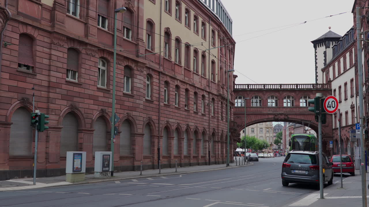 el tren atraviesa el vacío casco antiguo de fráncfort.