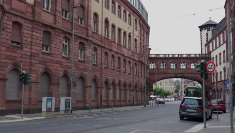 el tren atraviesa el vacío casco antiguo de fráncfort.